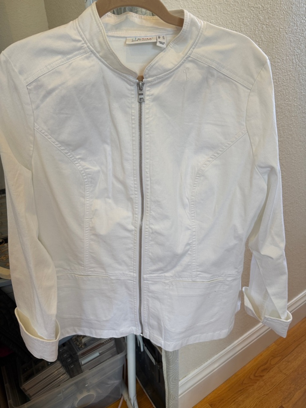 Denim and Company white jean jacket sizelarge